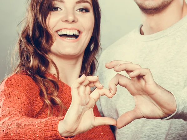 Pareja joven haciendo forma de corazón —  Fotos de Stock