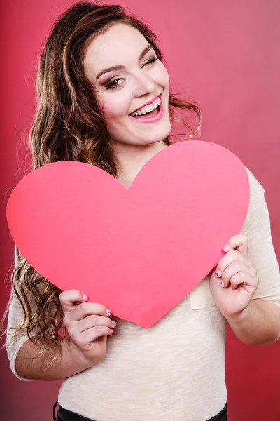 Mulher segurando grande coração papel vermelho — Fotografia de Stock