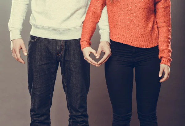 Pareja joven haciendo forma de corazón — Foto de Stock