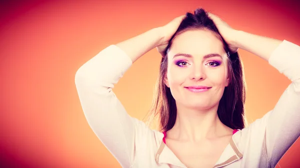 Frau mit langen glatten Haaren posiert — Stockfoto