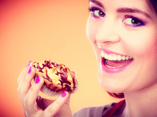 Mujer sonriente sosteniendo el pastel en la mano — Foto de Stock