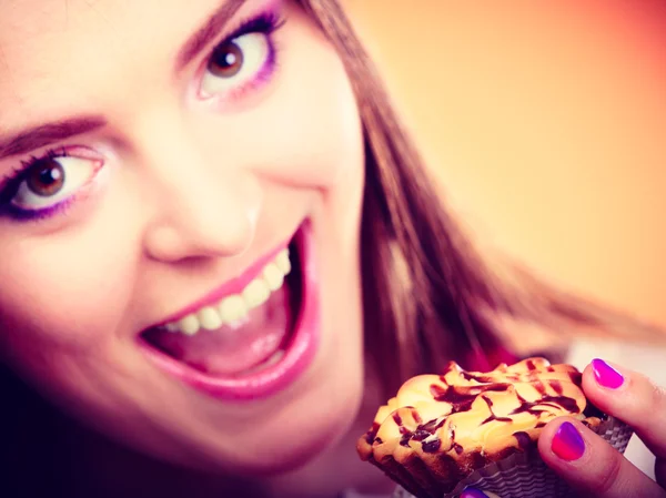 Sorrindo mulher segurando bolo na mão — Fotografia de Stock