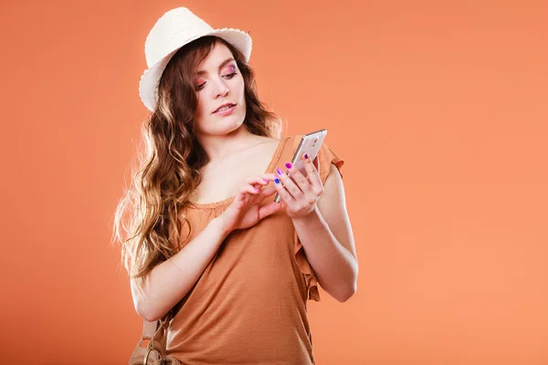 Sommerfrau nutzt Handy. — Stockfoto