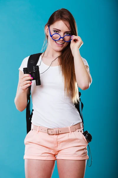 Aantrekkelijke vrouw bedrijf verrekijker — Stockfoto