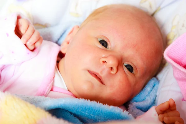 横になっている女の赤ちゃん — ストック写真