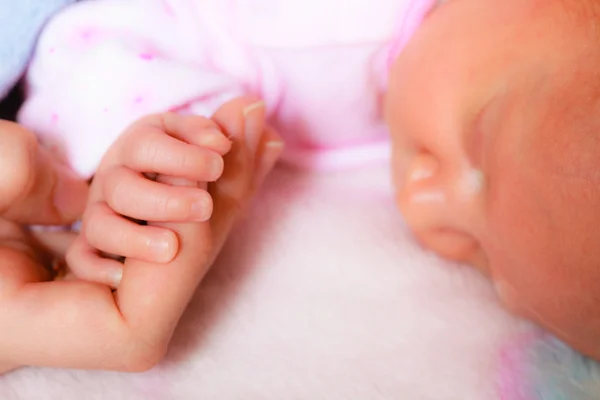 Hand van slapende babymeisje in de palm van moeder — Stockfoto