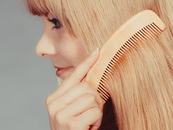 Woman refreshing her hairstyle — Stock Photo, Image