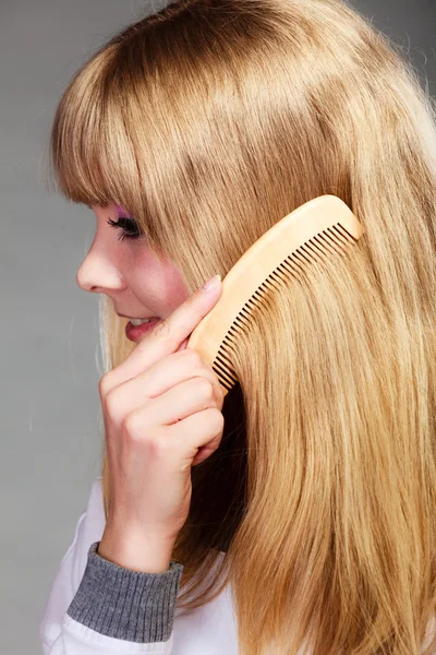 Woman refreshing her hairstyle — Stock Photo, Image