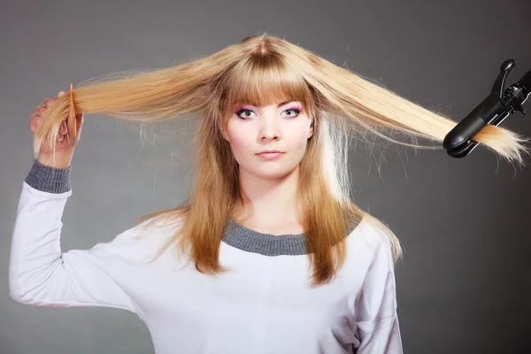 Woman making hairstyle — Stock Photo, Image