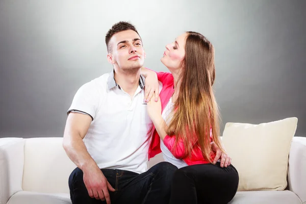 Casal sentado no sofá — Fotografia de Stock