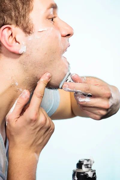 Afeitado hombre con perfil de la cara de afeitar — Foto de Stock