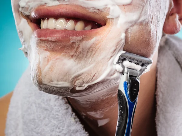 Schöner Mann rasiert sich mit Rasiermesser — Stockfoto