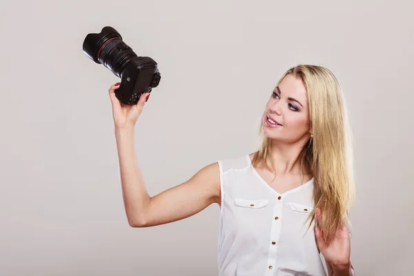 Woman holding camera. — Stock Photo, Image