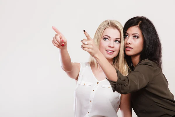 Deux femmes de mode pointant avec les doigts — Photo