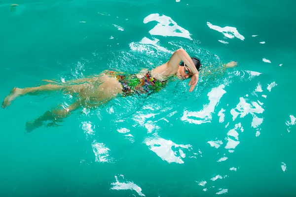 Mulher nadando na piscina. — Fotografia de Stock