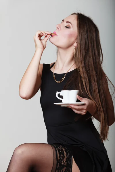 Flicka anläggning kopp kaffe — Stockfoto