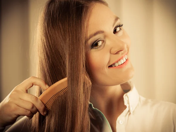 Bella donna pettinando i capelli — Foto Stock