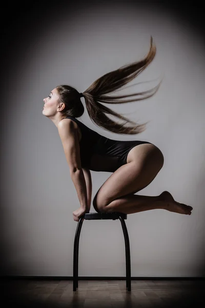 Atletische Frau posiert — Stockfoto