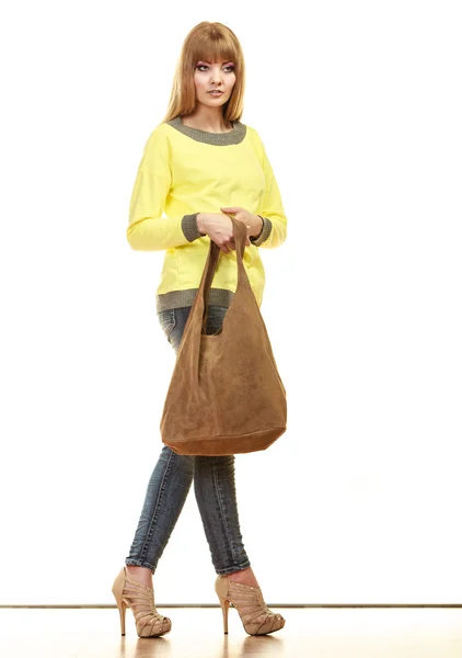 Kobieta gospodarstwa krepina brązowe torebka — Zdjęcie stockowe