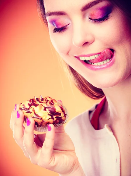 Frau hält Kuchen — Stockfoto