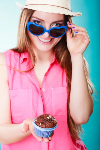 Vrouw holdsing cake in de hand — Stockfoto