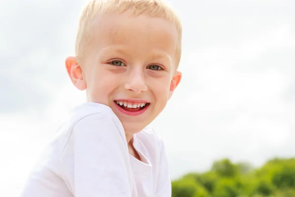 Gelukkig kind glimlachen — Stockfoto