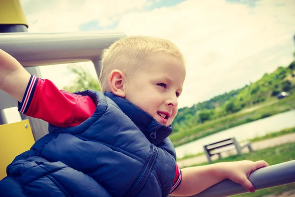 Criança se divertindo no parque infantil . — Fotografia de Stock