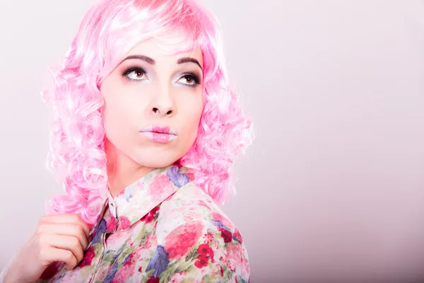 Woman in pink wig posing — Stock Photo, Image