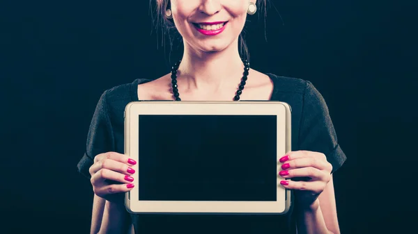 Woman showing tablet — Stock Photo, Image