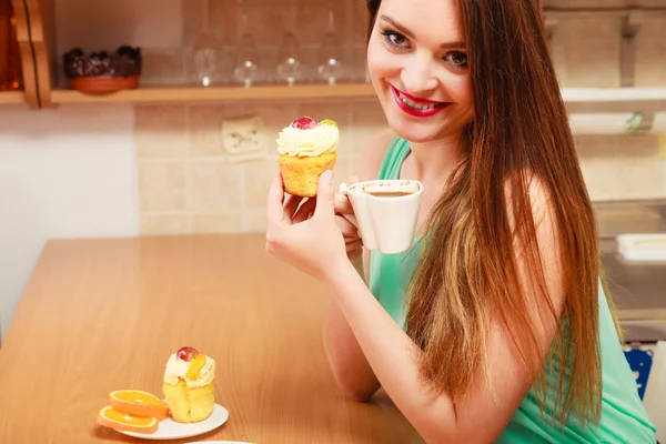 Mujer bebiendo café y comiendo delicioso pastel . — Foto de Stock