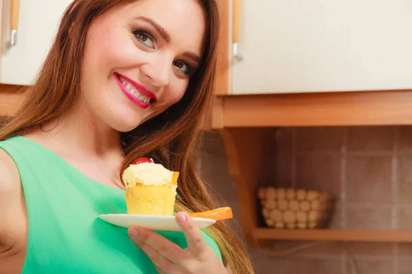 Frau hält leckeren süßen Kuchen. Völlerei. — Stockfoto