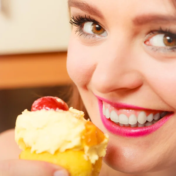 Woman eating delicious sweet cake. Gluttony. — Stock Photo, Image