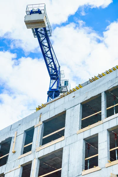 Construction de bâtiments et grue sur fond de ciel — Photo