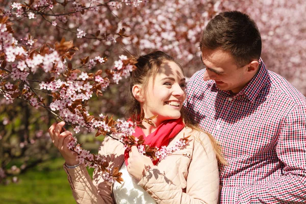Para zakochanych spaceru w parku w słoneczny wiosenny dzień — Zdjęcie stockowe