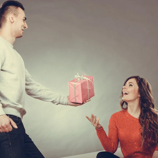 Щаслива романтична пара з подарунком — стокове фото