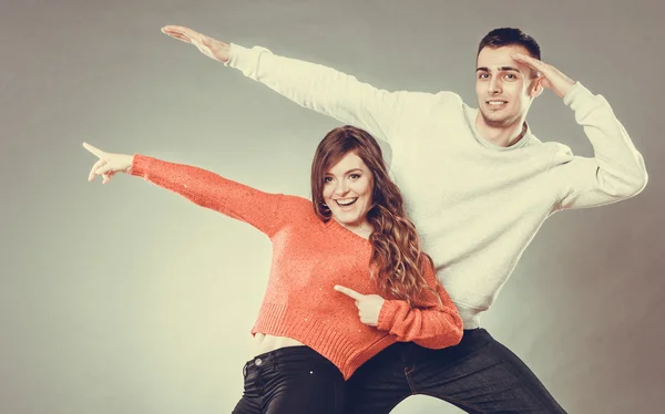 Smiling young couple having fun — Stock Photo, Image