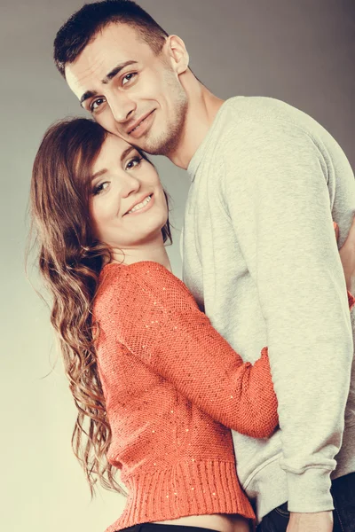 Sonriente joven pareja retrato — Foto de Stock