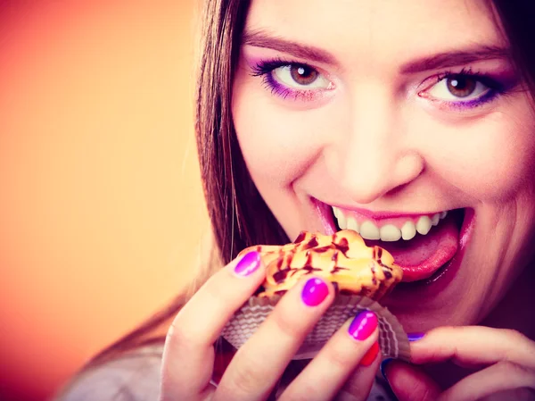 Mujer sonriente sostiene pastel en la mano —  Fotos de Stock