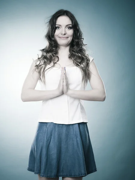 Mooi meisje in zomer kleding portret — Stockfoto