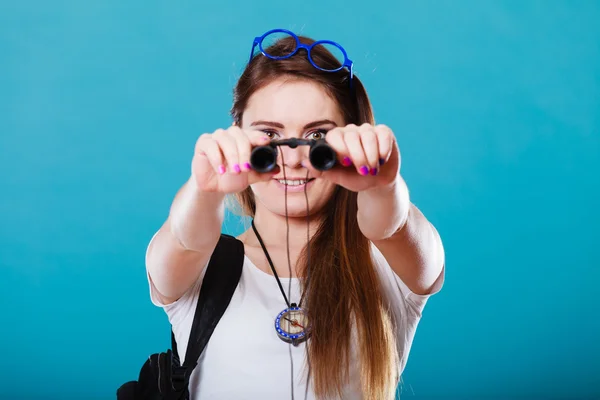 Turistka se dívá dalekohledem na modré — Stock fotografie