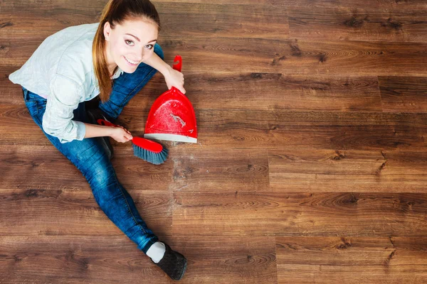 Limpieza mujer barrer piso de madera — Foto de Stock