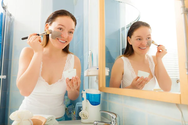 Mulher aplicando máscara facial de lama — Fotografia de Stock