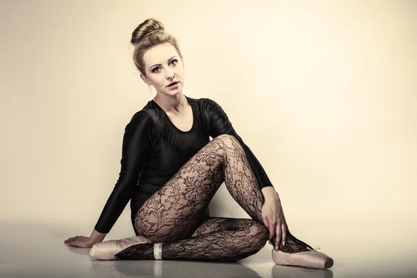 Půvabná žena baletní tanečník celovečerní — Stock fotografie