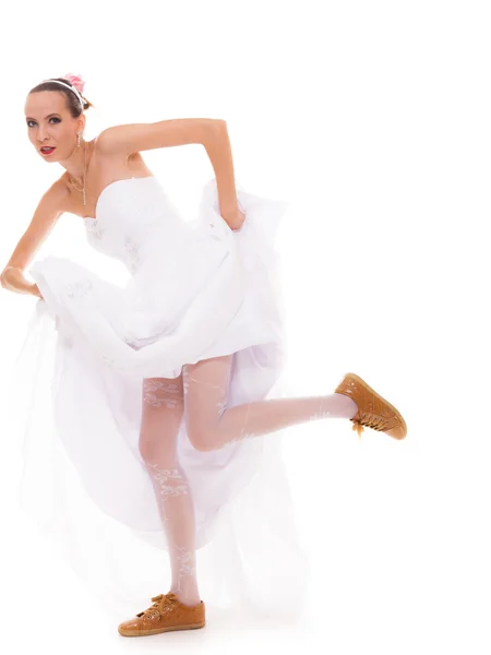 Свадьба. Запуск невесты смешная женщина в спортивной обуви — стоковое фото