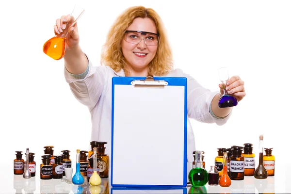 Femme étudiant en chimie avec fiole de test de verrerie. — Photo