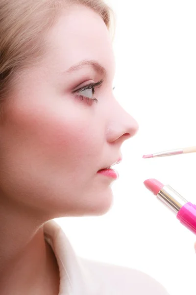 Parte de la cara. Mujer aplicando lápiz labial rojo con pincel —  Fotos de Stock