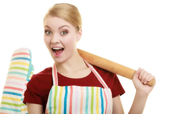 Grappige huisvrouw in keuken schort houdt bakken deegroller — Stockfoto