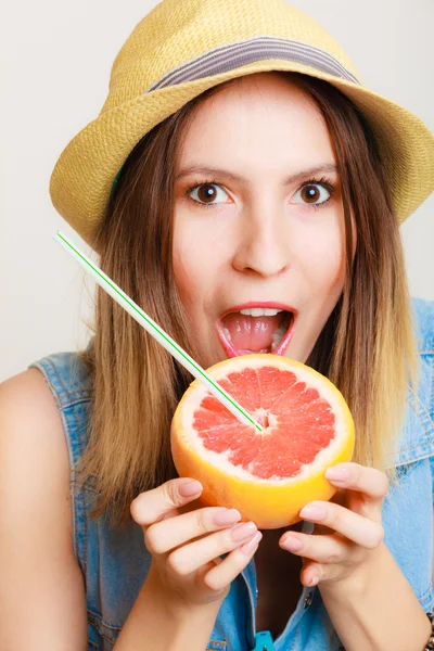 Sommarflicka turist som håller grapefrukt citrusfrukter — Stockfoto