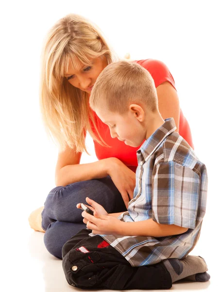 Mutter und Sohn spielen Videospiel auf Smartphone — Stockfoto