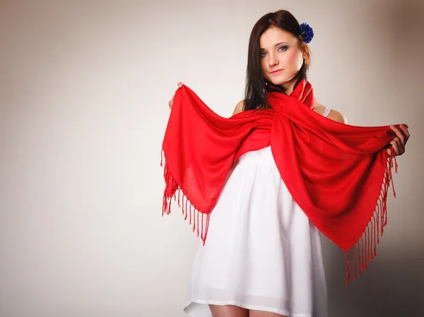 Mulher de verão em vestido branco com xale vermelho. Moda — Fotografia de Stock